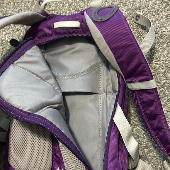 Camelback Women’s L.U.X.E. Mountain Bike Hydration Backpack (100 oz) - Picture 3 of 8